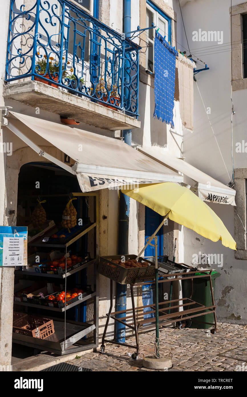 Un piccolo negozio di generi alimentari: Mercearia Estrela do Castelo; Beco do Recolhimento, Bairro do Castelo, Lisbona, Portogallo Foto Stock