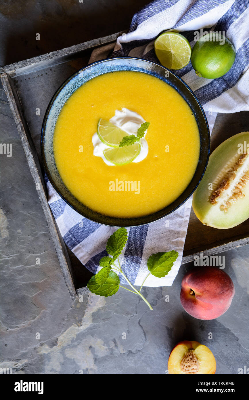 Estivo rinfrescante zuppa di frutta con Melone Galia e pesche Foto Stock