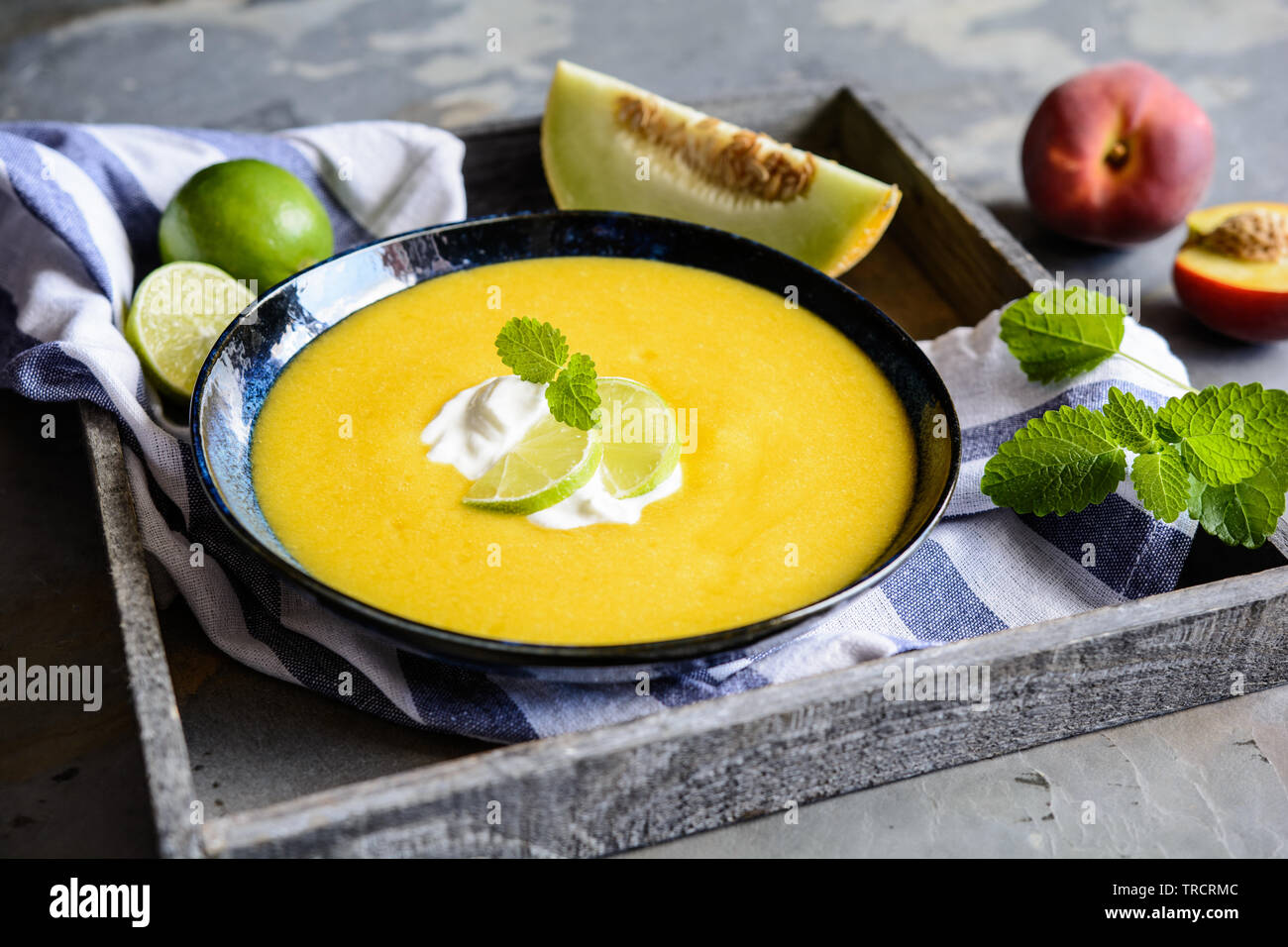 Estivo rinfrescante zuppa di frutta con Melone Galia e pesche Foto Stock