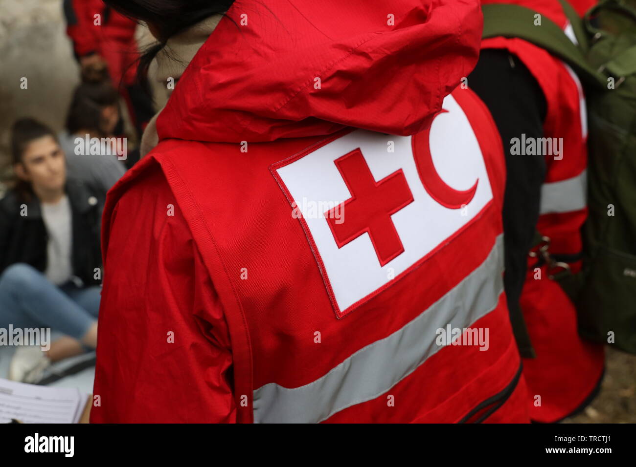 Dettagli con la Croce Rossa e Mezzaluna rossa simbolo su un uniforme. La Croce Rossa e della Mezzaluna Rossa, sono le organizzazioni umanitarie internazionali Foto Stock