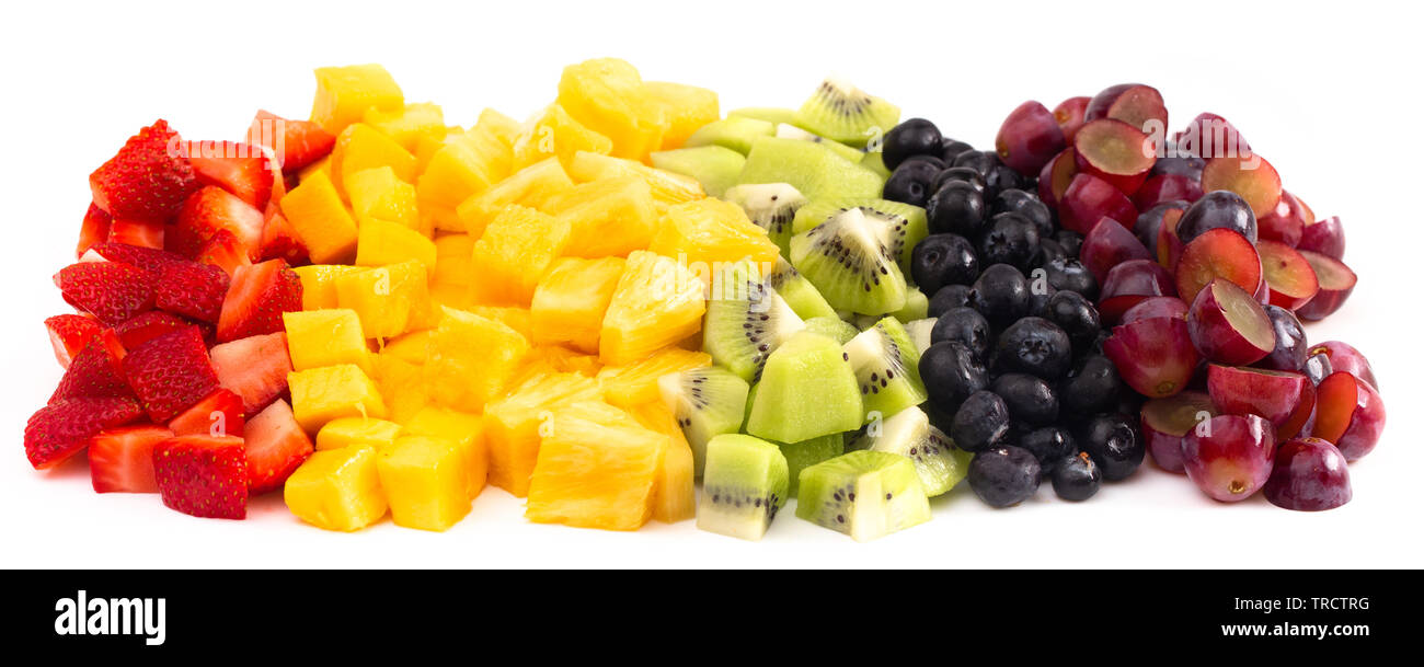 Linee di arcobaleno di frutta colorata isolato su uno sfondo bianco Foto Stock