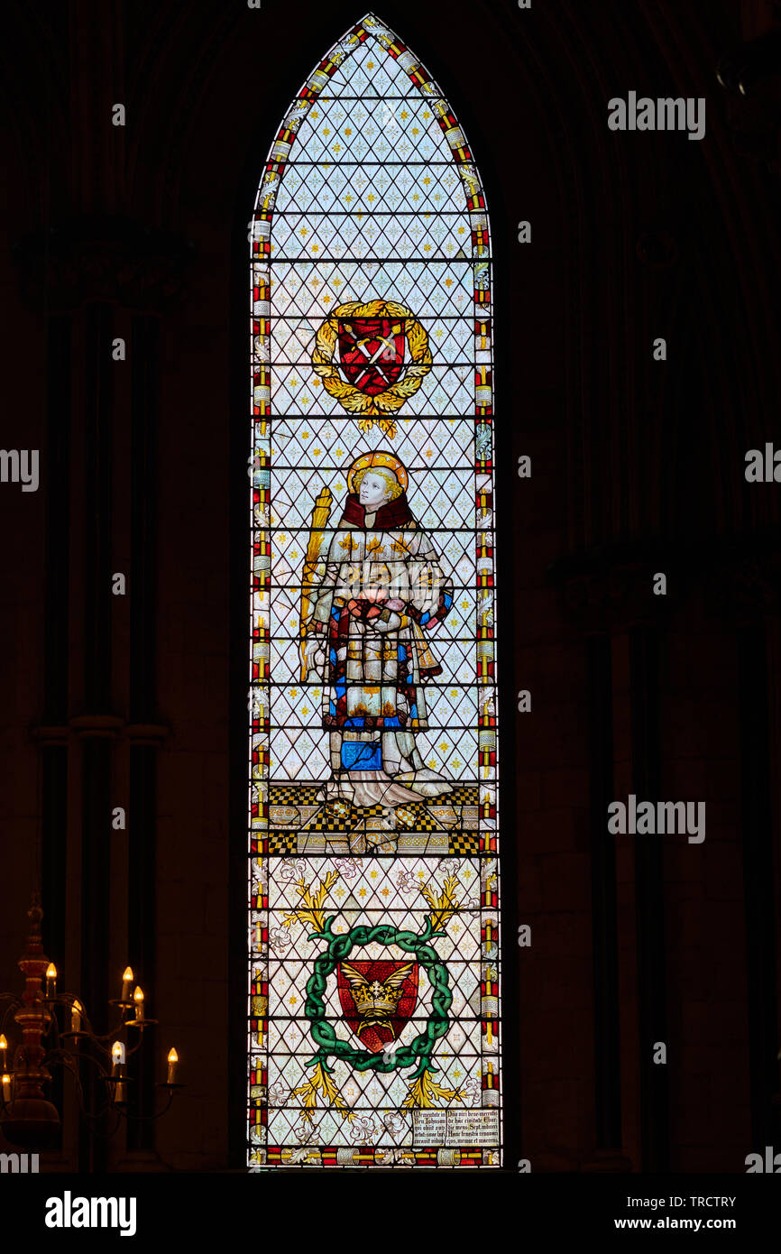 Finestra di vetro colorato di Santo Stefano nel transetto nord di York Minster cathedral, Inghilterra. Foto Stock