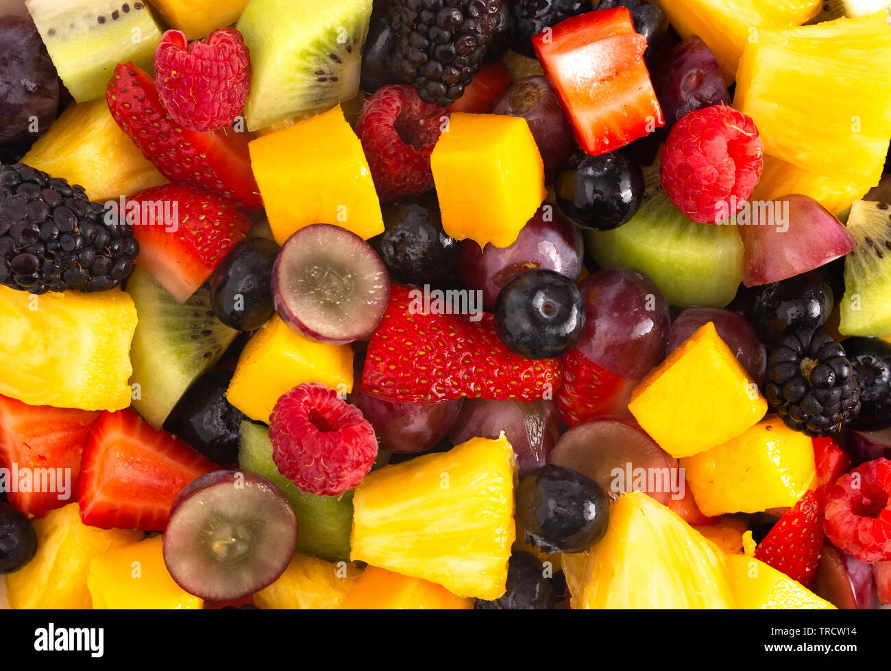 Uno sfondo di colore Arcobaleno insalata di frutta Foto Stock