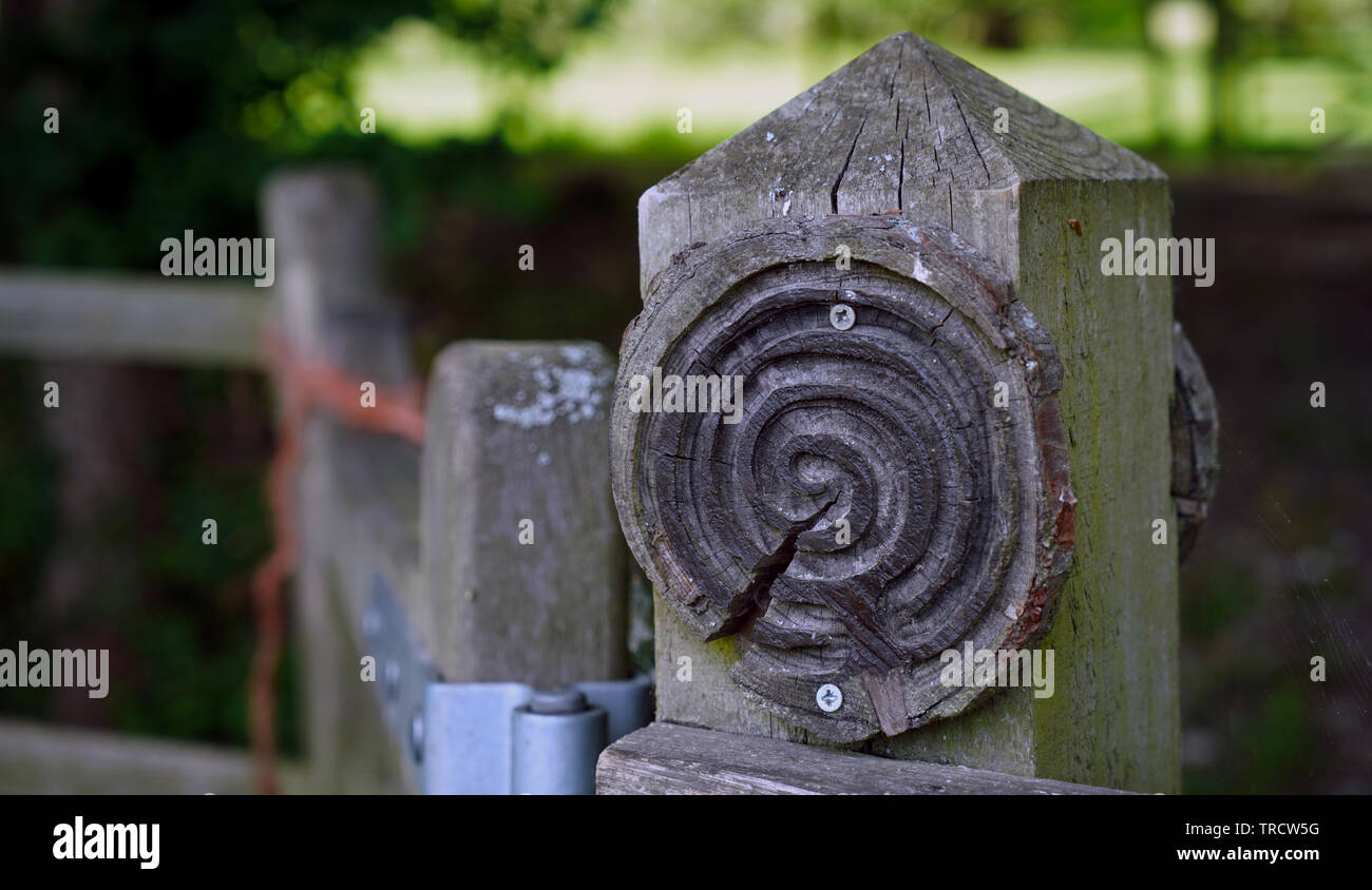 Post di gate con un intaglio a spirale Foto Stock