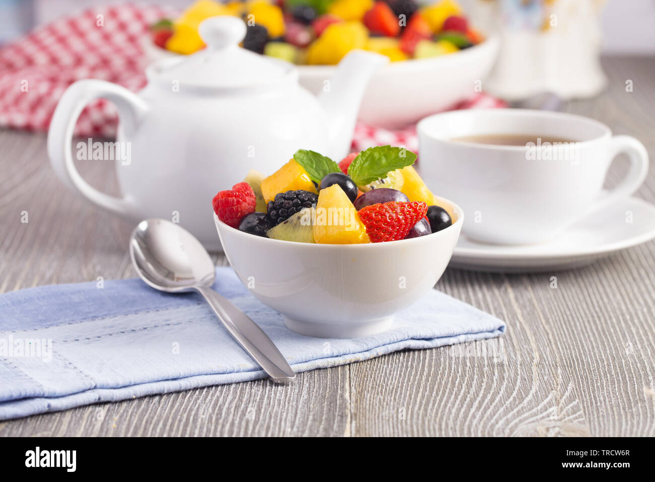 Tavolo per la prima colazione con frutta fresca insalata Foto Stock