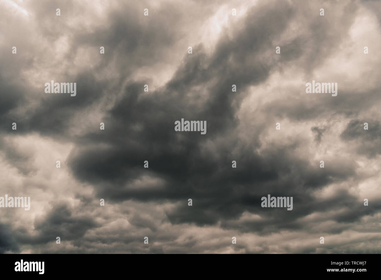 Scary e sfondo epico - drammatico maltempo cielo con nuvole scure prima di un temporale. Foto Stock