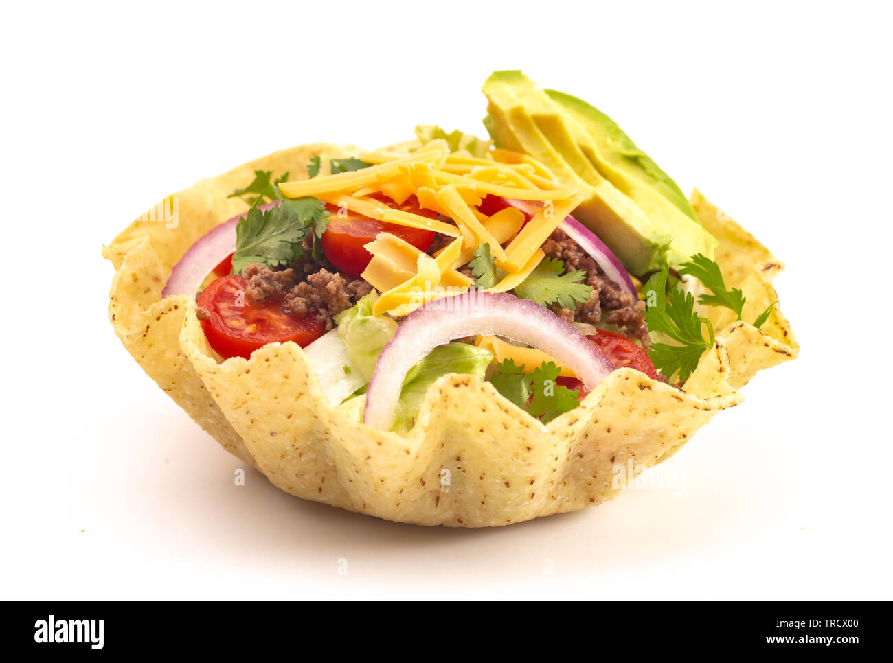 Taco insalata in un Crunch tortilla di mais recipiente isolato su uno sfondo bianco Foto Stock