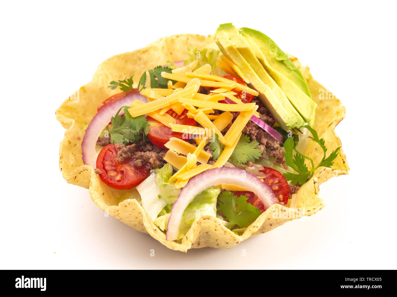 Taco insalata in un Crunch tortilla di mais recipiente isolato su uno sfondo bianco Foto Stock