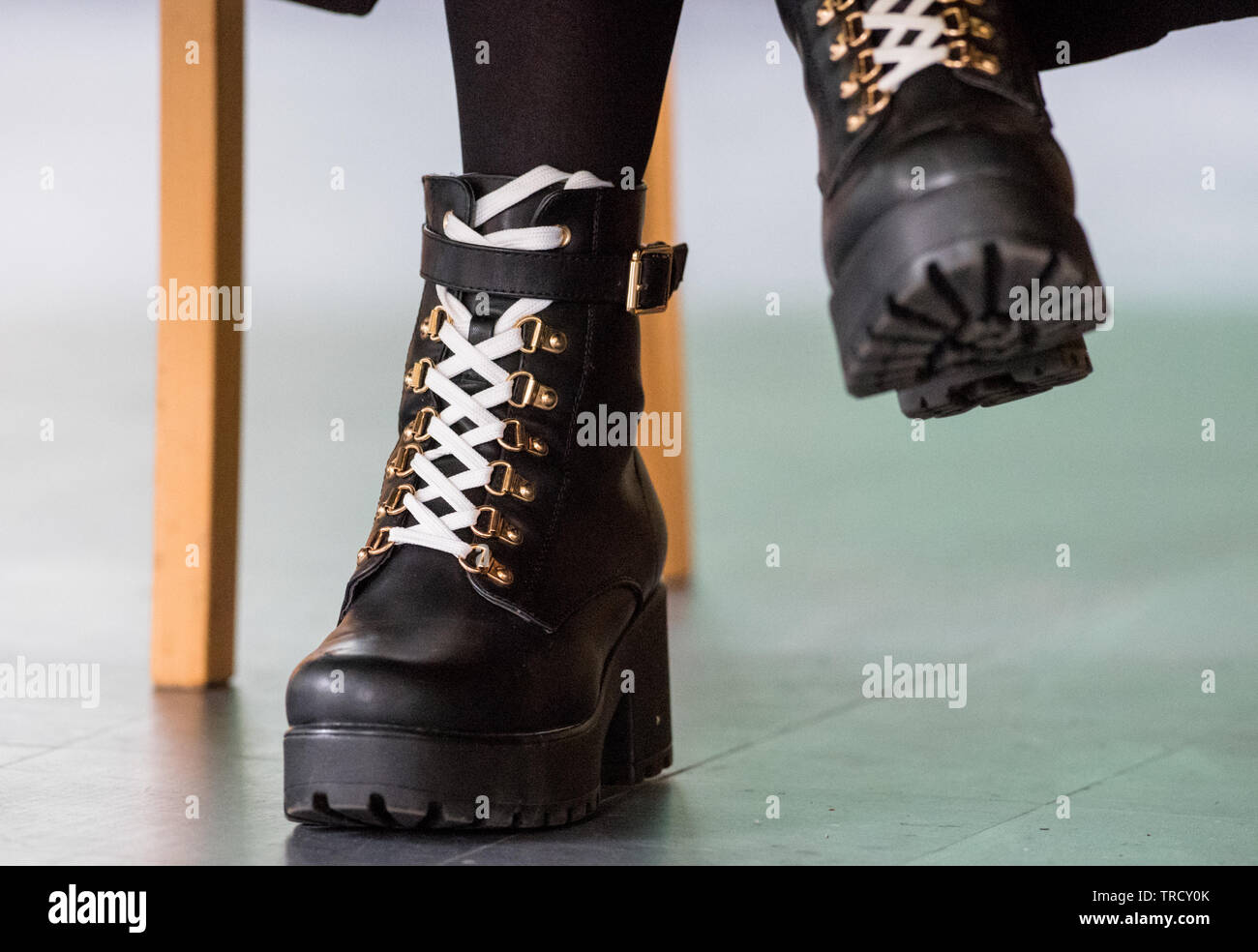 Lavoro di istruzione Shadow Segretario Angela Rayneri p.f. indossando grande nero scarpe alla moda. Foto Stock