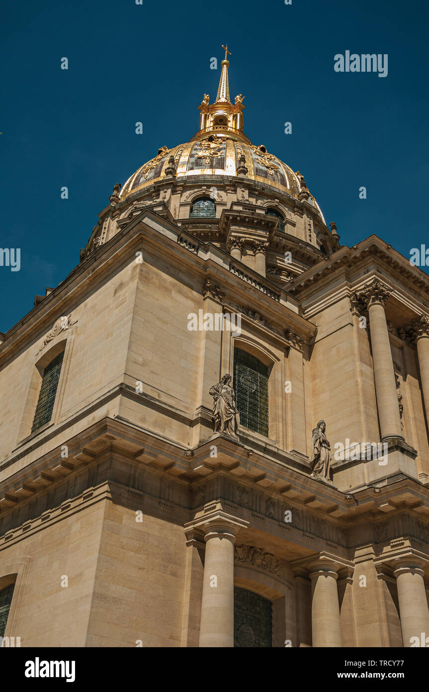 Close-up della facciata e la cupola dorata di Les Invalides Palace con il cielo blu a Parigi. Uno dei più imponenti del mondo centro culturale in Francia. Foto Stock