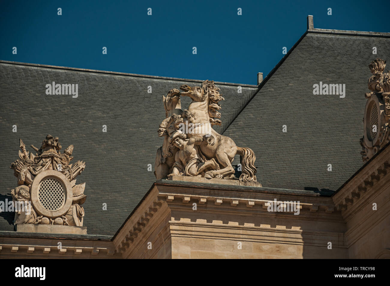 Sculture decorative nel cortile interno del Les Invalides Palace a Parigi. Uno dei più imponenti del mondo centro culturale in Francia. Foto Stock