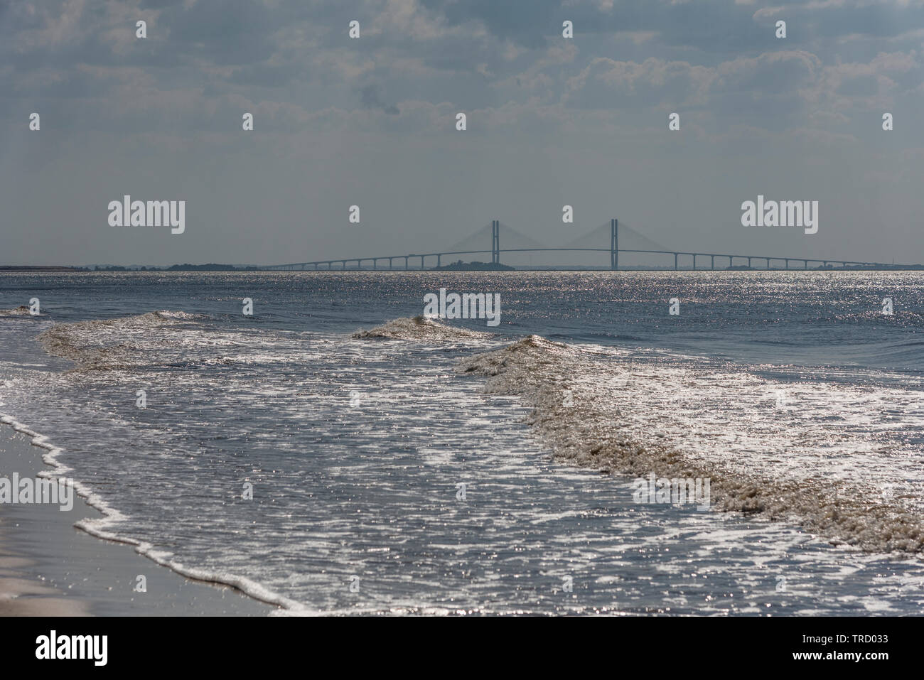 Sidney Lanier Bridge come si vede dalla Jekyll Island, Georgia litorale Foto Stock