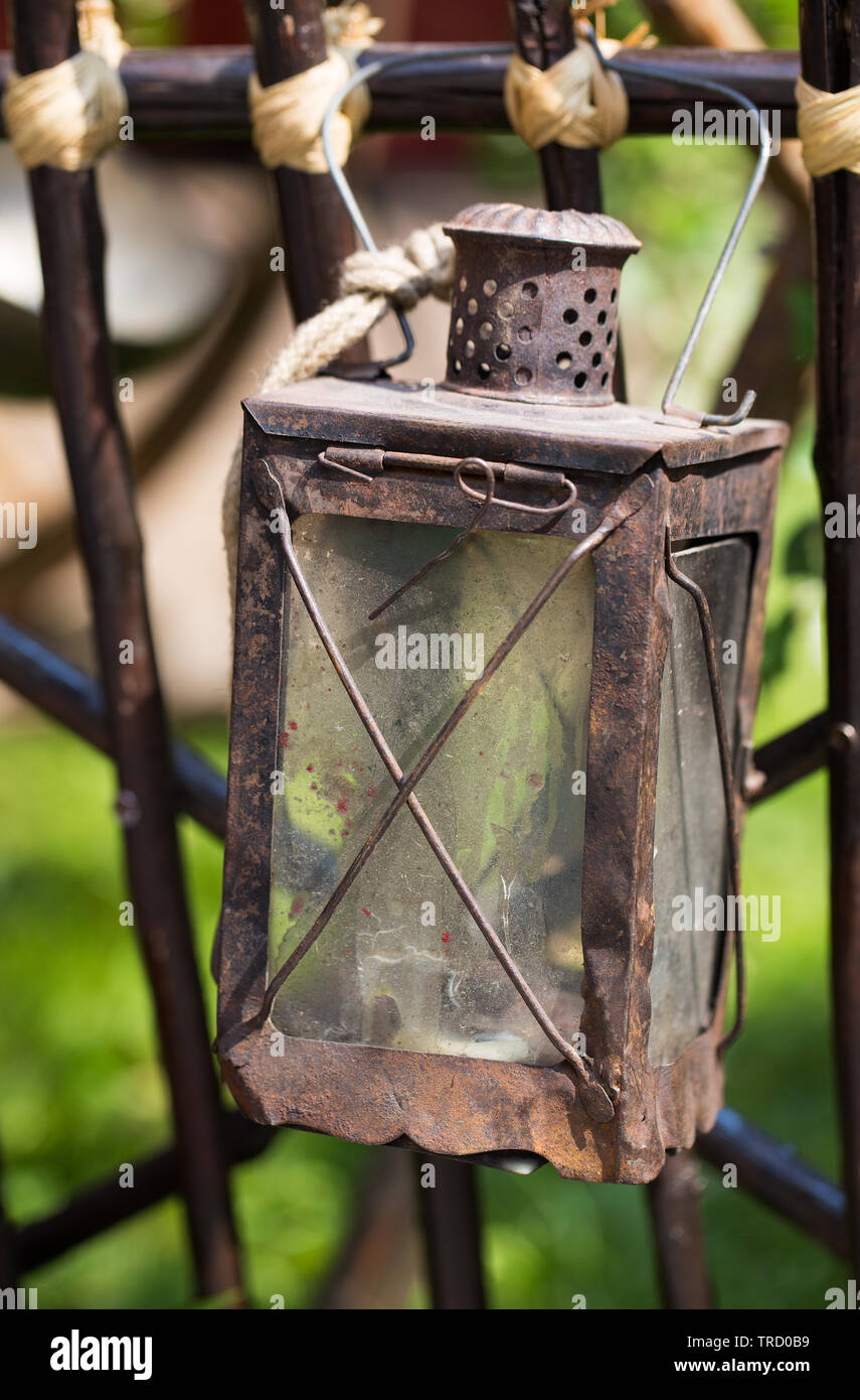 Antique rusty Lanterna di metallo appeso su una recinzione Foto Stock
