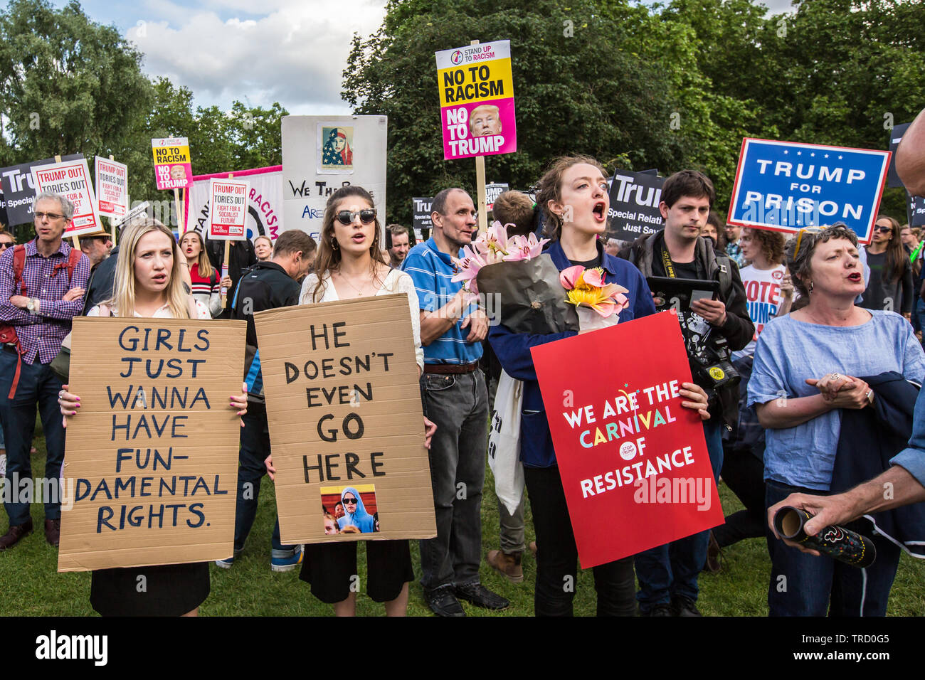Londra, Regno Unito. Il 3 giugno, 2019. Proteste fuori Buckingham Palace come il presidente statunitense Donald Trump si unisce la regina per un banchetto di stato di kick-off la sua controversa visita di Stato nel Regno Unito. David Rowe/Alamy Live News. Foto Stock