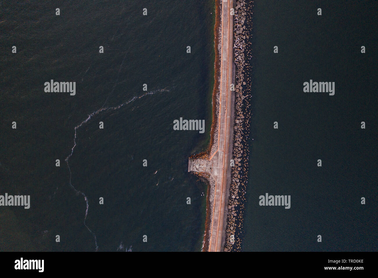 Struttura di frangionde sulla costa del Mar Baltico. A nord-est della Polonia. Foto Stock