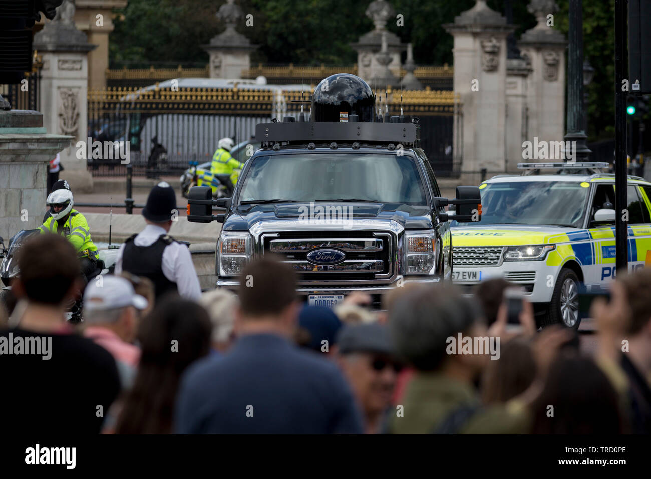 Il presidente americano Donald Trump della prima giornata di un controverso tre giorni di visita di Stato nel Regno Unito dalla 45th presidente americano, una elettronica Counter-Measures veicolo, parte della sua cavalcata presidenziale rigidi passato Buckingham Palace, il 3 giugno 2019, a Londra Inghilterra. Foto Stock