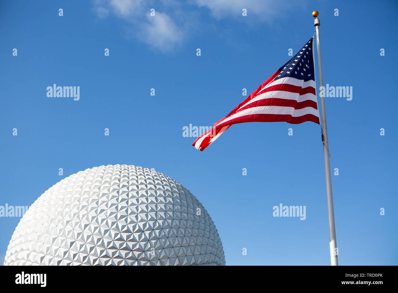 Bandiera americana e astronave Terra al parco Epcot del Walt Disney World Foto Stock