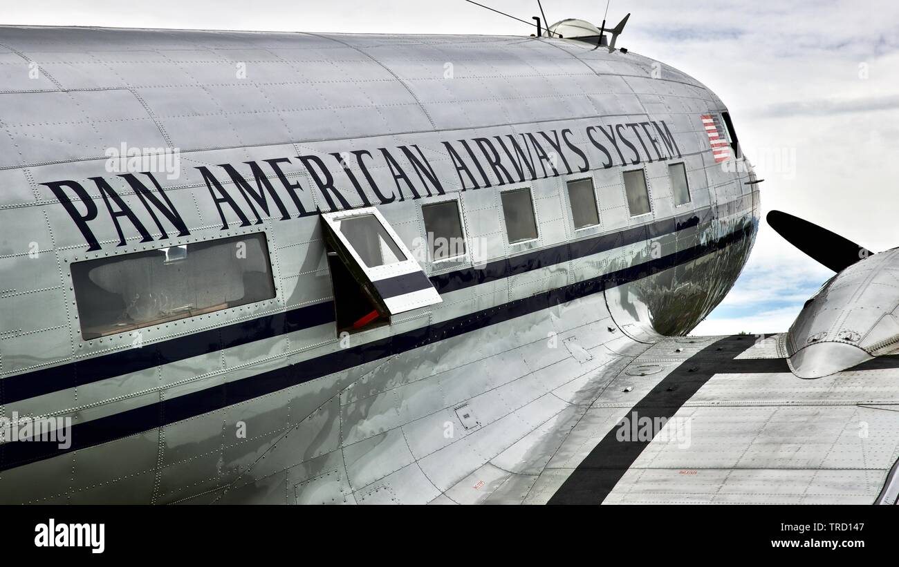 PanAm Douglas C-47B (N877MG) al 2019 Shuttleworth battenti Festival per commemorare il settantacinquesimo anniversario del D-Day Foto Stock