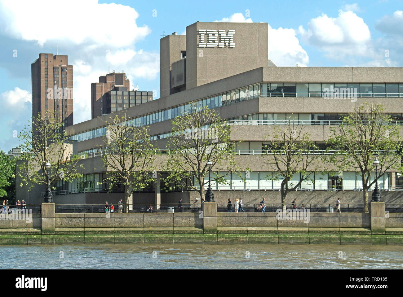 Calcestruzzo brutalist architecture & logo della IBM Southbank edificio persone su riverside embankment visto in primavera dal fiume Tamigi Londra Inghilterra REGNO UNITO Foto Stock