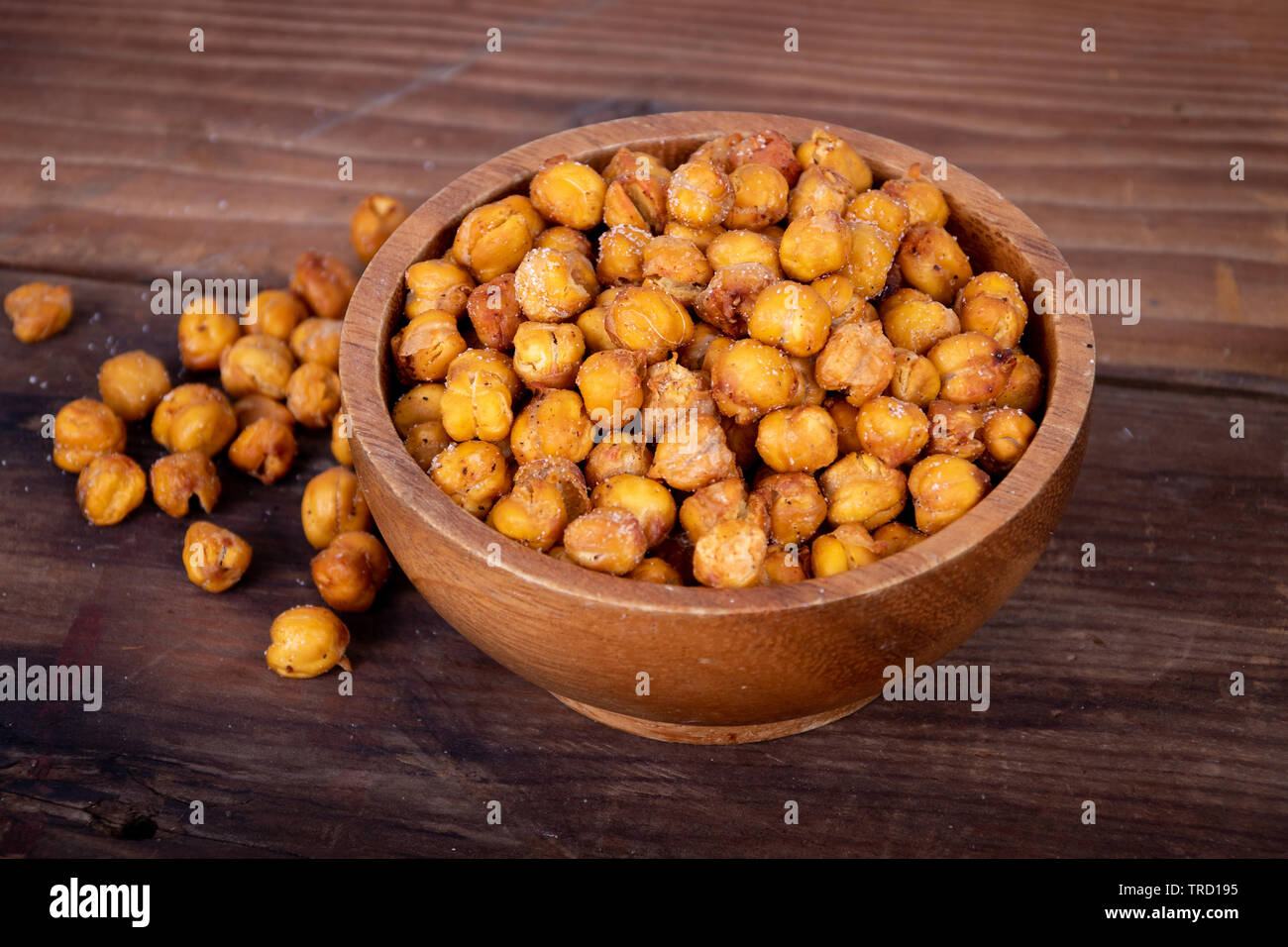 Sale tostato condito Ceci snack sani sul tavolo di legno Foto Stock