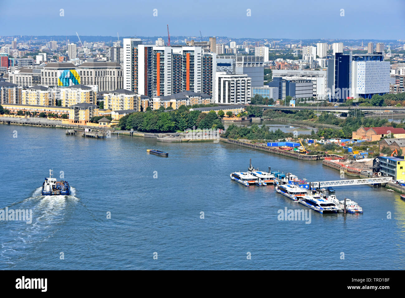 Vista aerea da sopra alta marea fiume Tames Clippers Trinity Buoy depot & lungo il fiume moderni blocchi di appartamenti e uffici East London UK Foto Stock