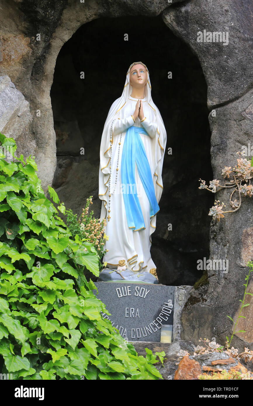 Vierge-Marie. Grotte de Lourdes. Eglise Saint-Georges. Cannero Riviera. Italie. Vergine Maria. Grotta di Lourdes. Chiesa di San Giorgio. Cannero Riviera. Ita Foto Stock
