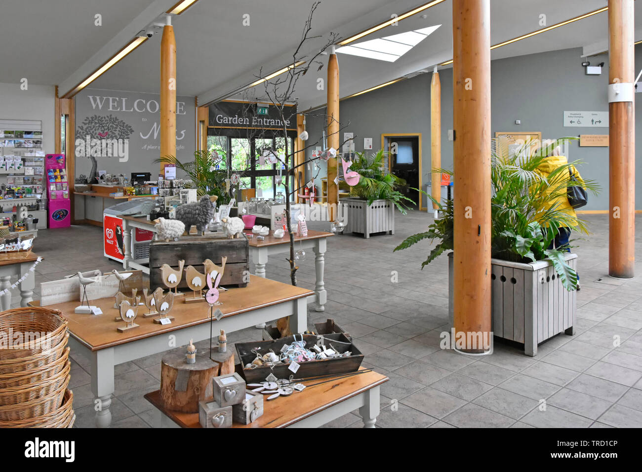 Università di Liverpool Ness Botanic Gardens segno di benvenuto in moderno dono interiore e un negozio di souvenir che conduce all ingresso al giardino Wirral CHESHIRE REGNO UNITO Foto Stock