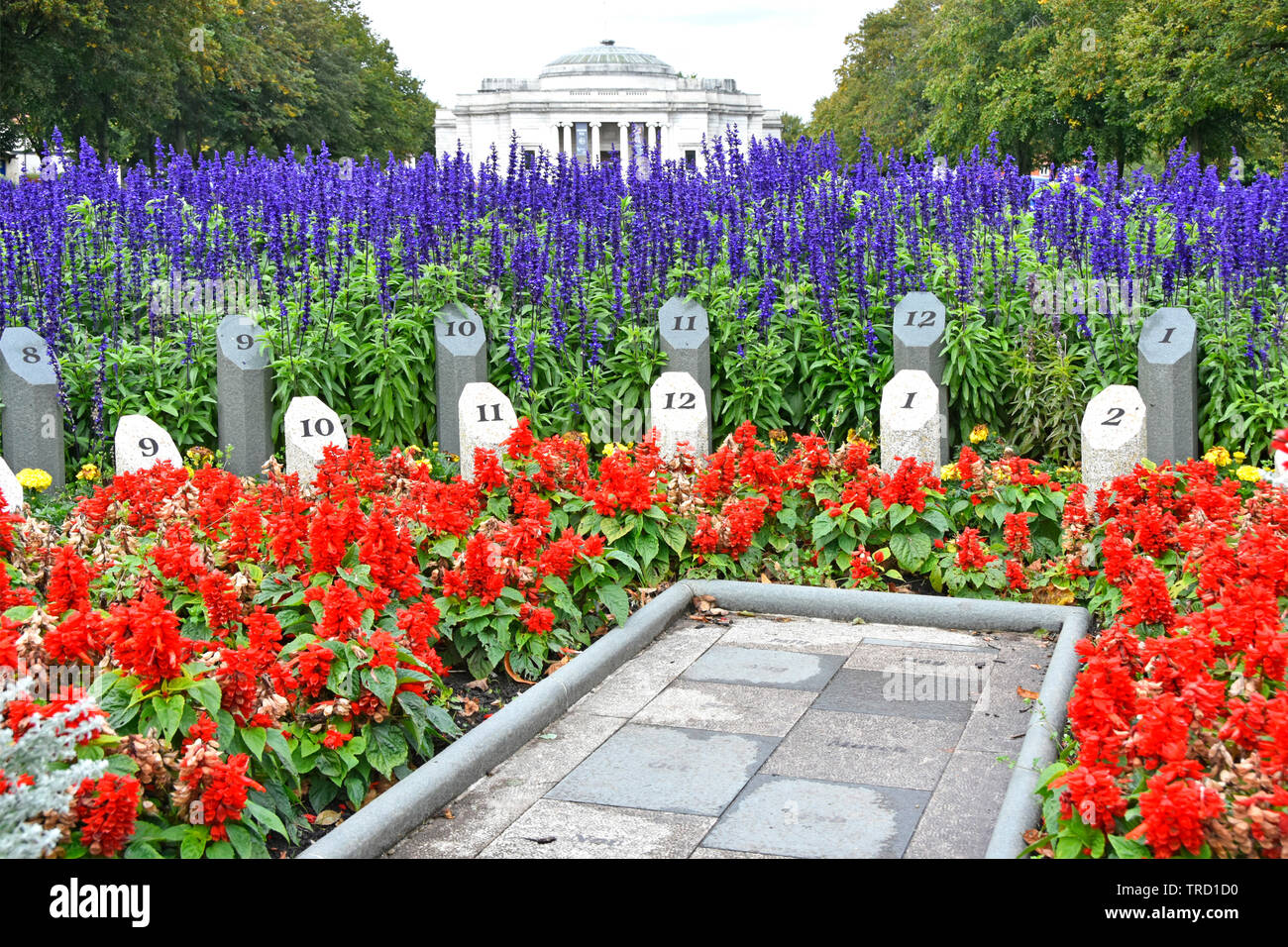 Port Sunlight Village Diamond Garden vista di salvia rossa e fiori di delfinio blu piantati intorno ad un meridiana Analemmatica Wirral Merseyside Inghilterra UK Foto Stock