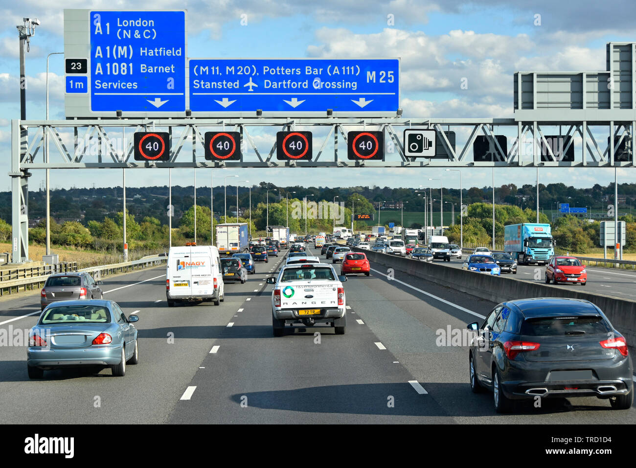 Venerdì pomeriggio ora di punta M25 Autostrada & percorso blu cartello stradale sul sovraccarico elettronico del gantry variabile segni di velocità impostata a 40 MPH Londra Inghilterra REGNO UNITO Foto Stock