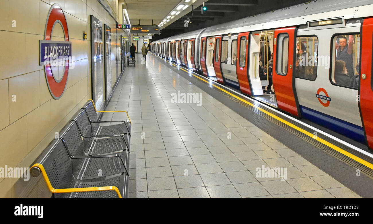 La metropolitana di Londra Blackfriars stazione ferroviaria platform porte aperte per mostrare il passo del treno gratuito accesso per sedia a rotelle gli utenti disabili Londra Inghilterra REGNO UNITO Foto Stock
