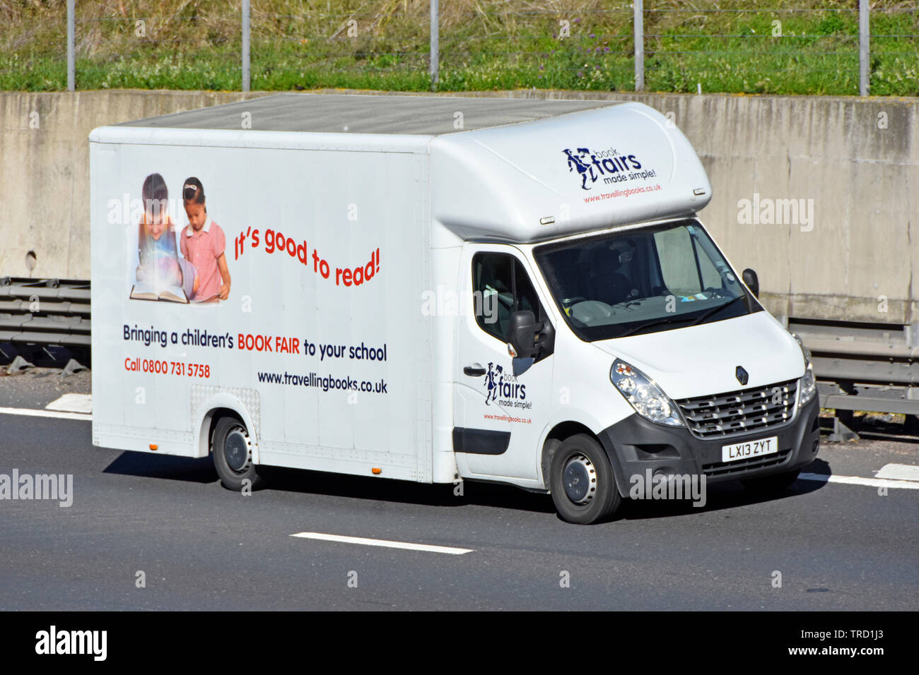 Renault van azionato da libri di viaggio forniture aziendali per i bambini la lettura di fiere del libro in sede di istruzione come pop up book shop a scuola su autostrada DEL REGNO UNITO Foto Stock