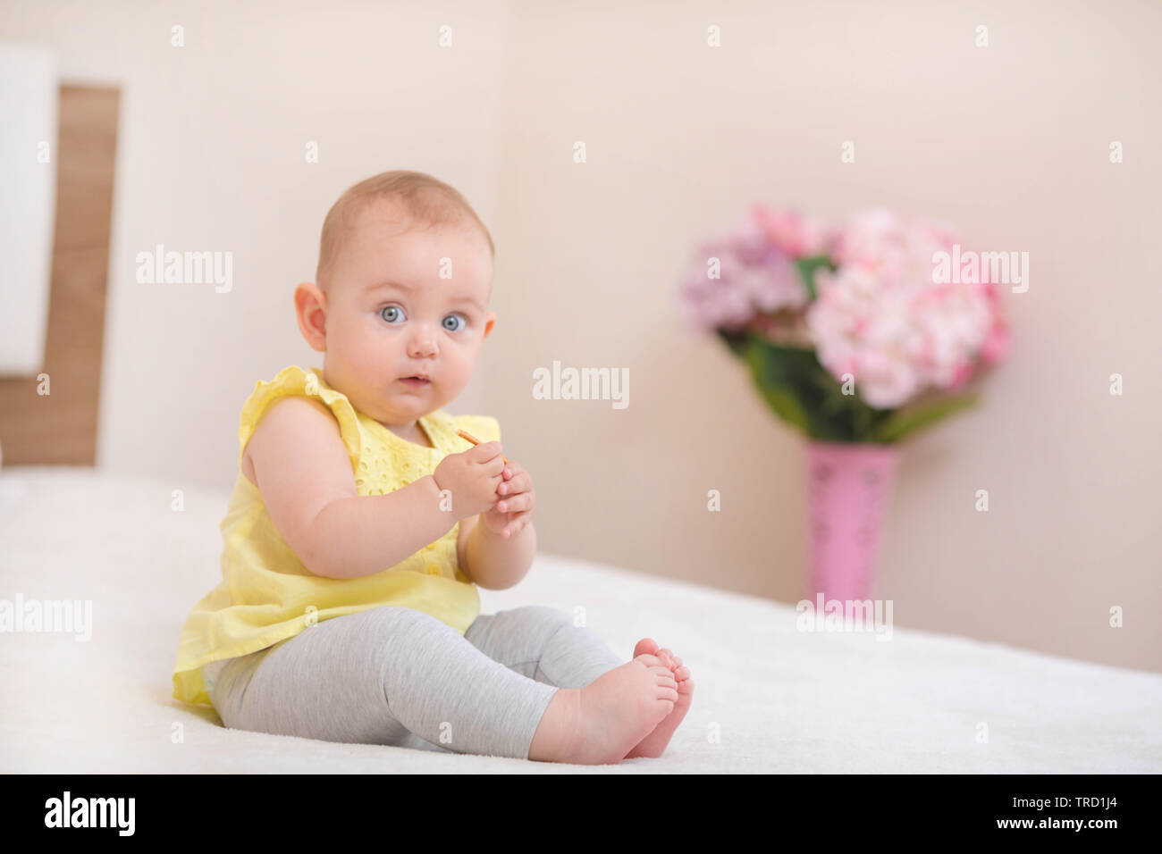 Il bambino dorme nel letto Foto Stock