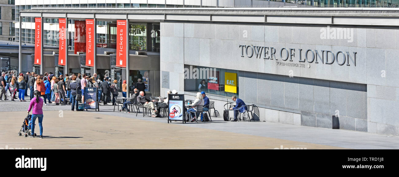 Mangiare sandwich shop & tourist persone in coda per acquistare i biglietti a popolari e famosi UNESCO Torre di Londra World Heritage Site turismo Tower Hill London REGNO UNITO Foto Stock