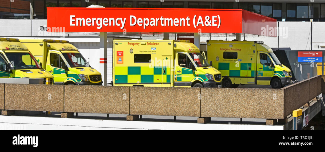 A&E incidente sanitario di emergenza edificio reparto Londra servizio ambulanza veicoli presso il St Thomas hospital NHS in attesa in zona scarico Lambeth Regno Unito Foto Stock