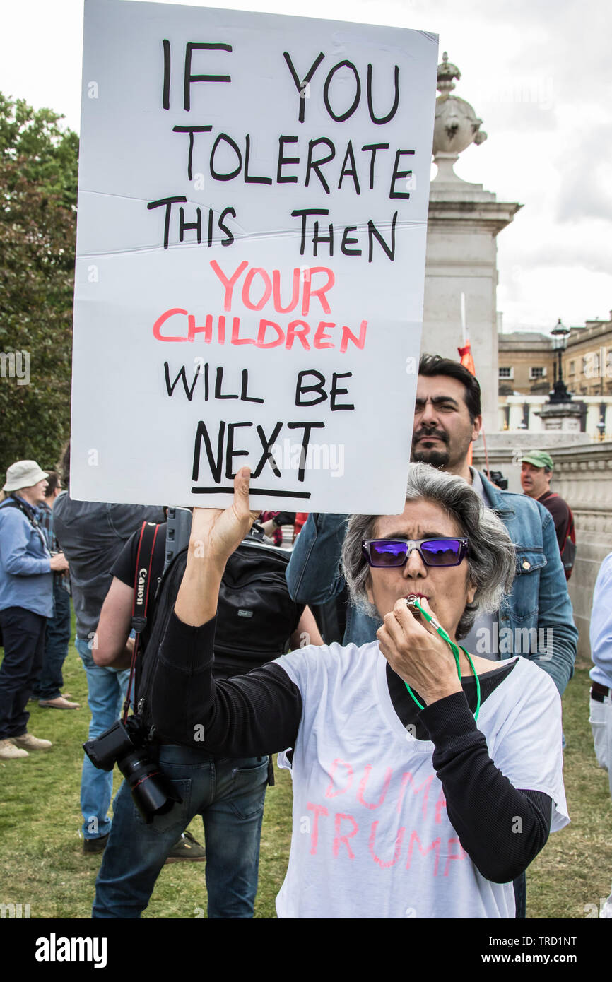 Londra, Regno Unito. Il 3 giugno, 2019. Proteste fuori Buckingham Palace come il presidente statunitense Donald Trump si unisce la regina per un banchetto di stato di kick-off la sua controversa visita di Stato nel Regno Unito. David Rowe/Alamy Live News. Foto Stock