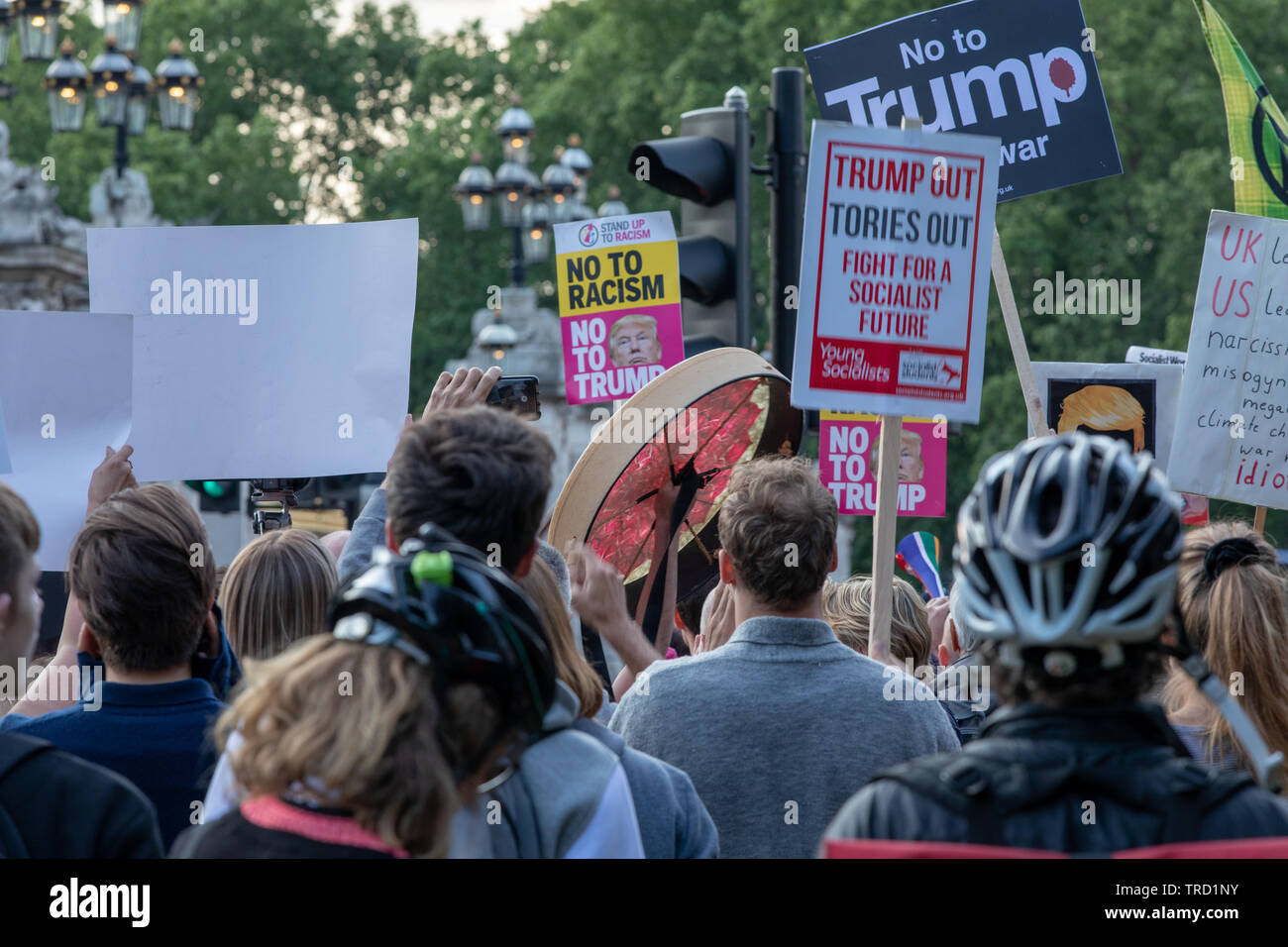 Noisy Trump dimostranti a Londra Foto Stock
