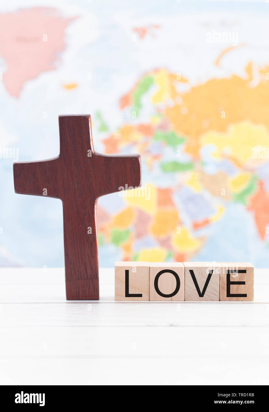 L amore e la croce di Cristo con il mondo sullo sfondo Foto Stock