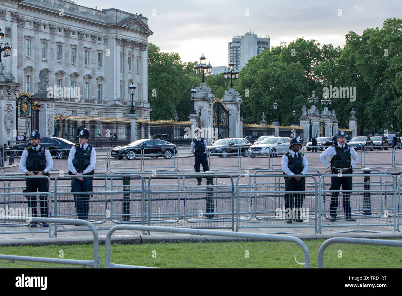Polizia presso il palazzo Foto Stock