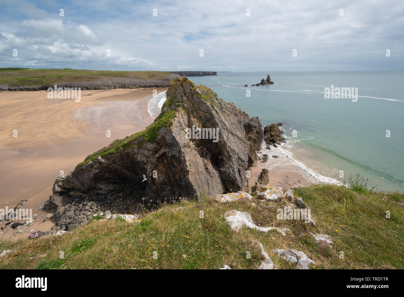 Rocky paesaggi costieri e spiaggia di sabbia a vasta oasi. Pembrokeshire paesaggio balneare, Wales, Regno Unito. Foto Stock
