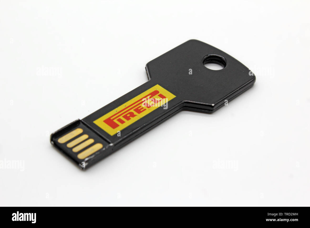 Chiave USB con Pirelli log, isolati su sfondo bianco, close-up Foto Stock