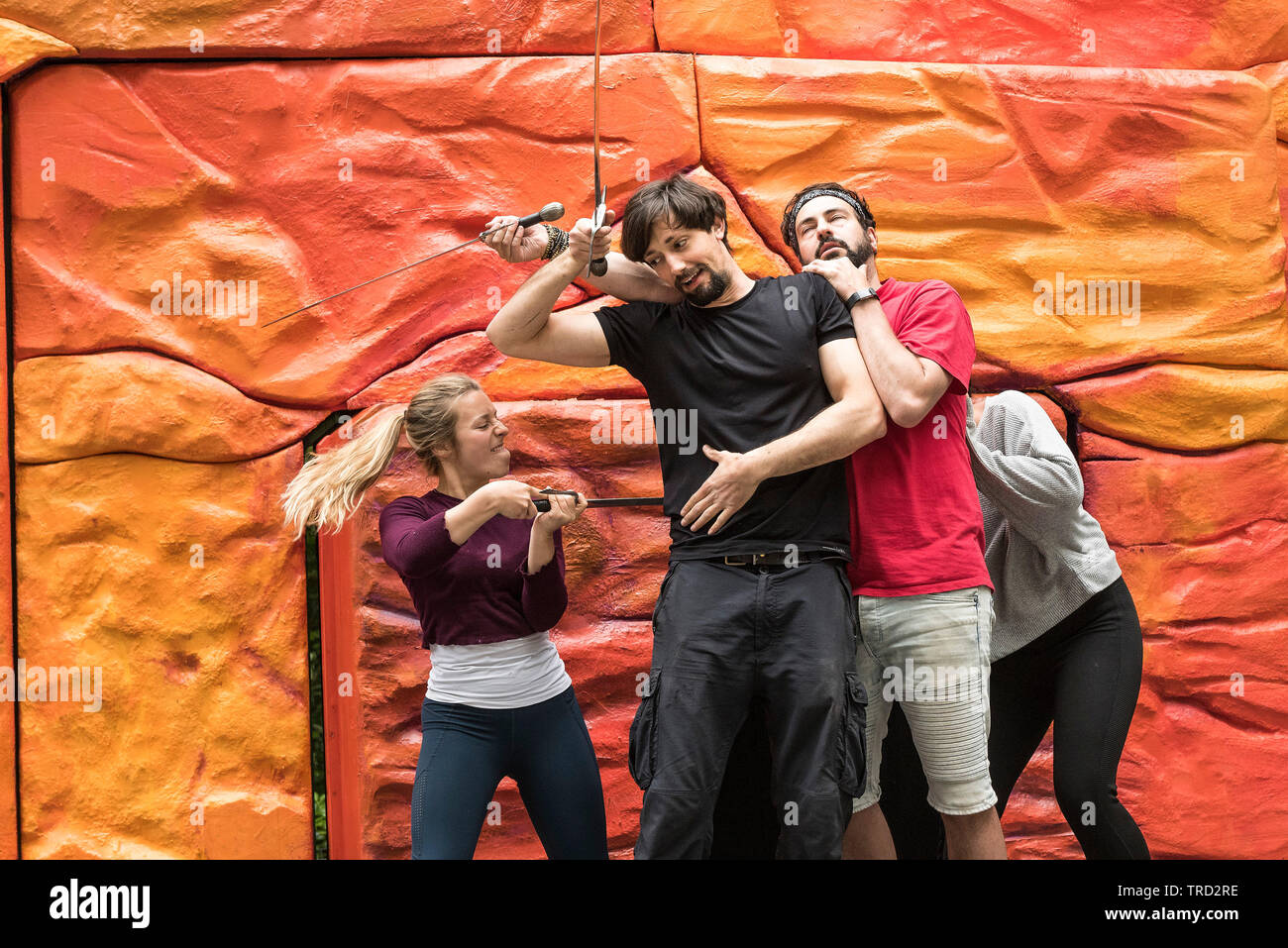 Attori preparando una lotta di scena per un teatro di produzione. Foto Stock