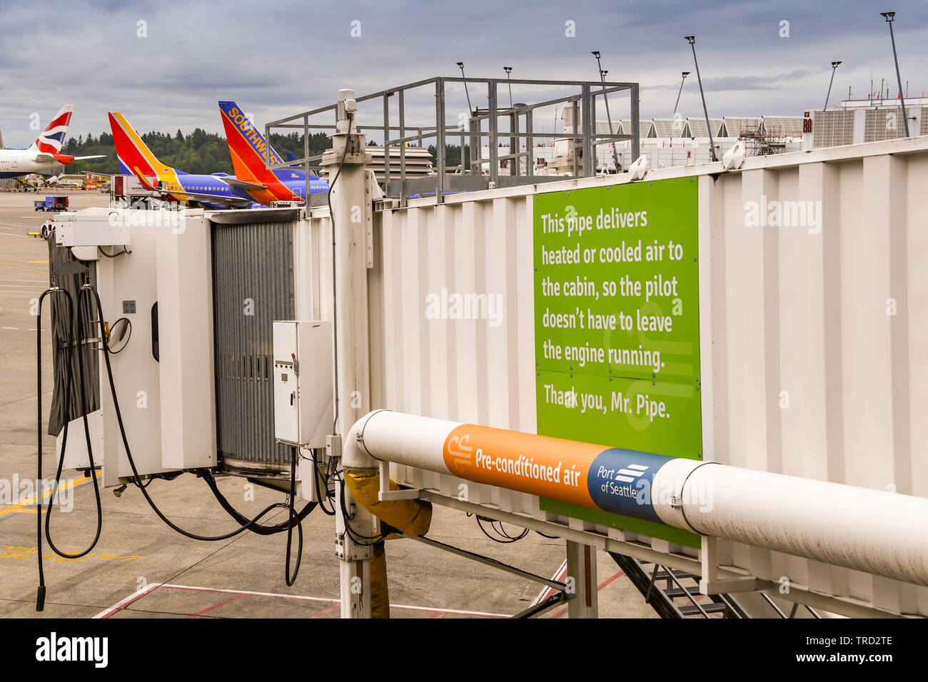 SEATTLE TACOMA AIRPORT, WA, Stati Uniti d'America - Giugno 2018: Jet bridge con un messaggio eco a Seattle Tacoma Airport in attesa del suo prossimo aeromobile. Foto Stock