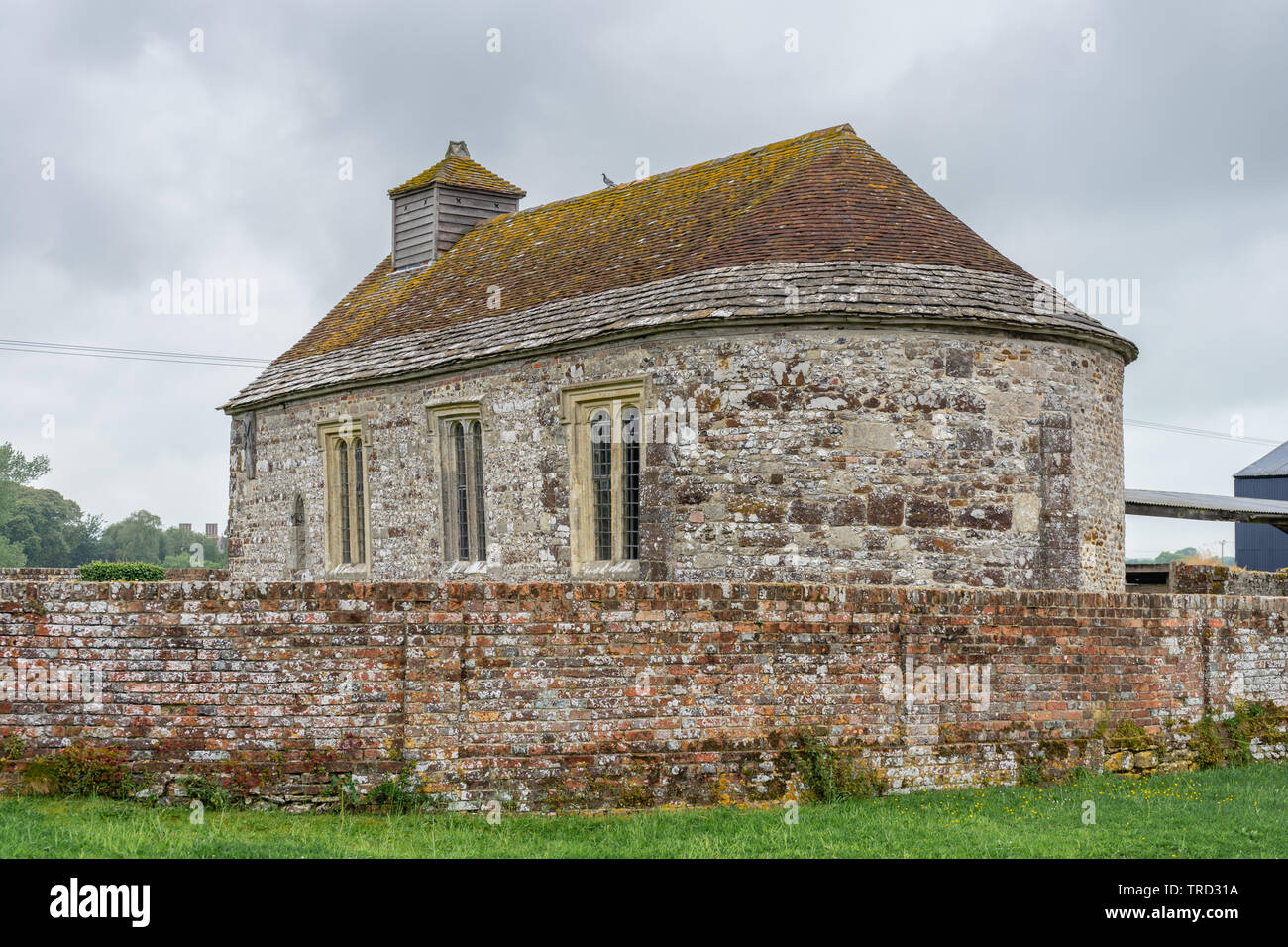 Esterno del Sant'Andrea Chiesa in Winterborne Tomson - una piccola chiesa normanna che ora è ridondante e sotto la cura della TDC, Dorset, Regno Unito Foto Stock