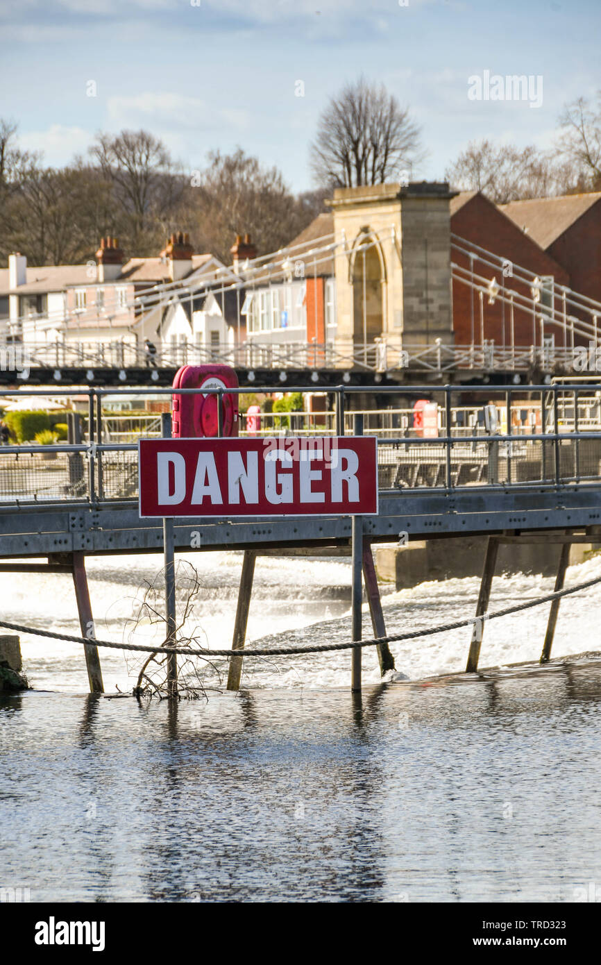 MARLOW, Inghilterra - Marzo 2019: rosso grande segno di pericolo sul Fiume Tamigi di fronte al weir a Marlow Foto Stock