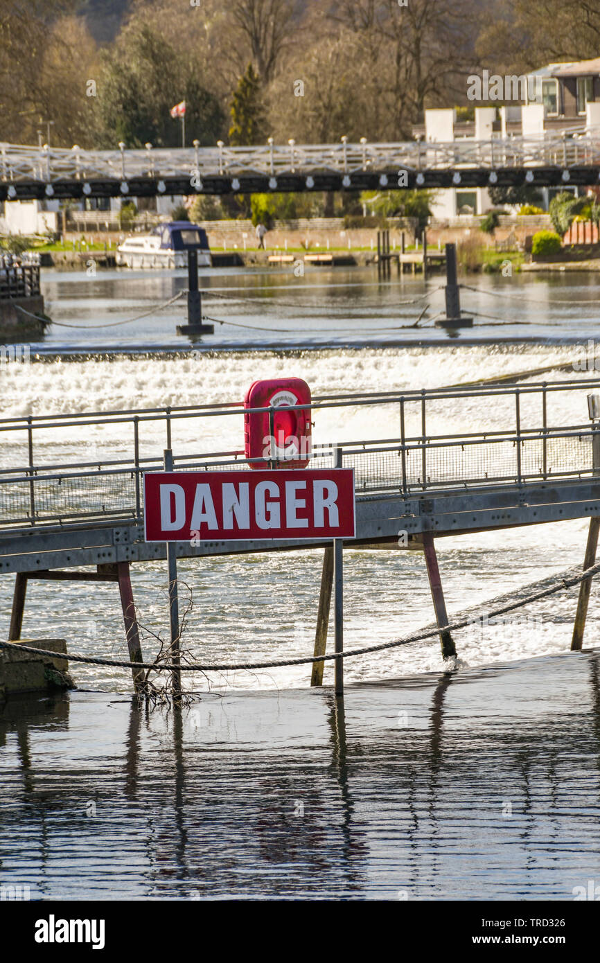 MARLOW, Inghilterra - Marzo 2019: rosso grande segno di pericolo sul Fiume Tamigi di fronte al weir a Marlow Foto Stock