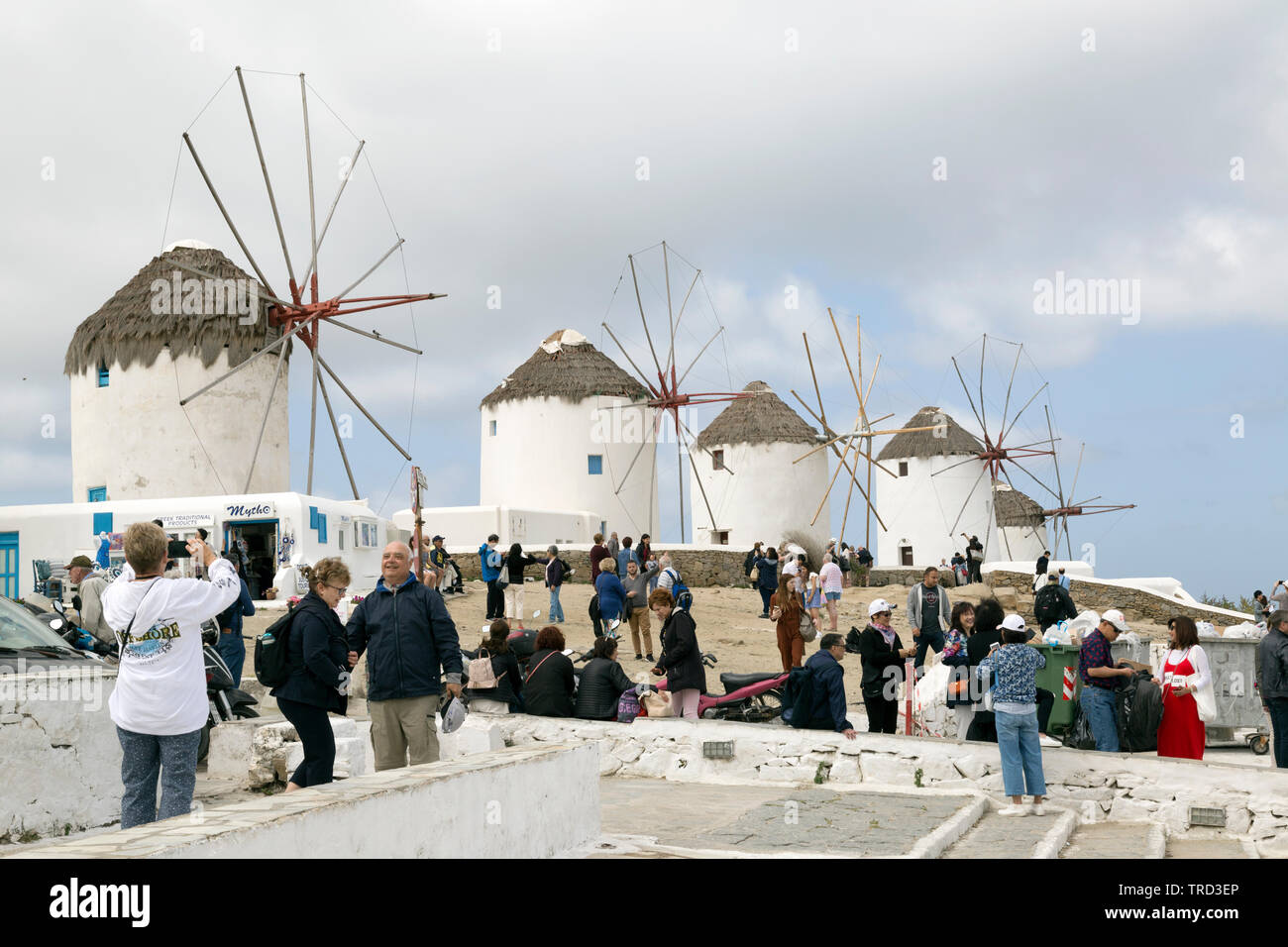 La folla di turisti sull'isola di Mykonos per scattare delle foto di mulini a vento e ogni altro. Una popolare isola stop nelle Cicladi. Foto Stock