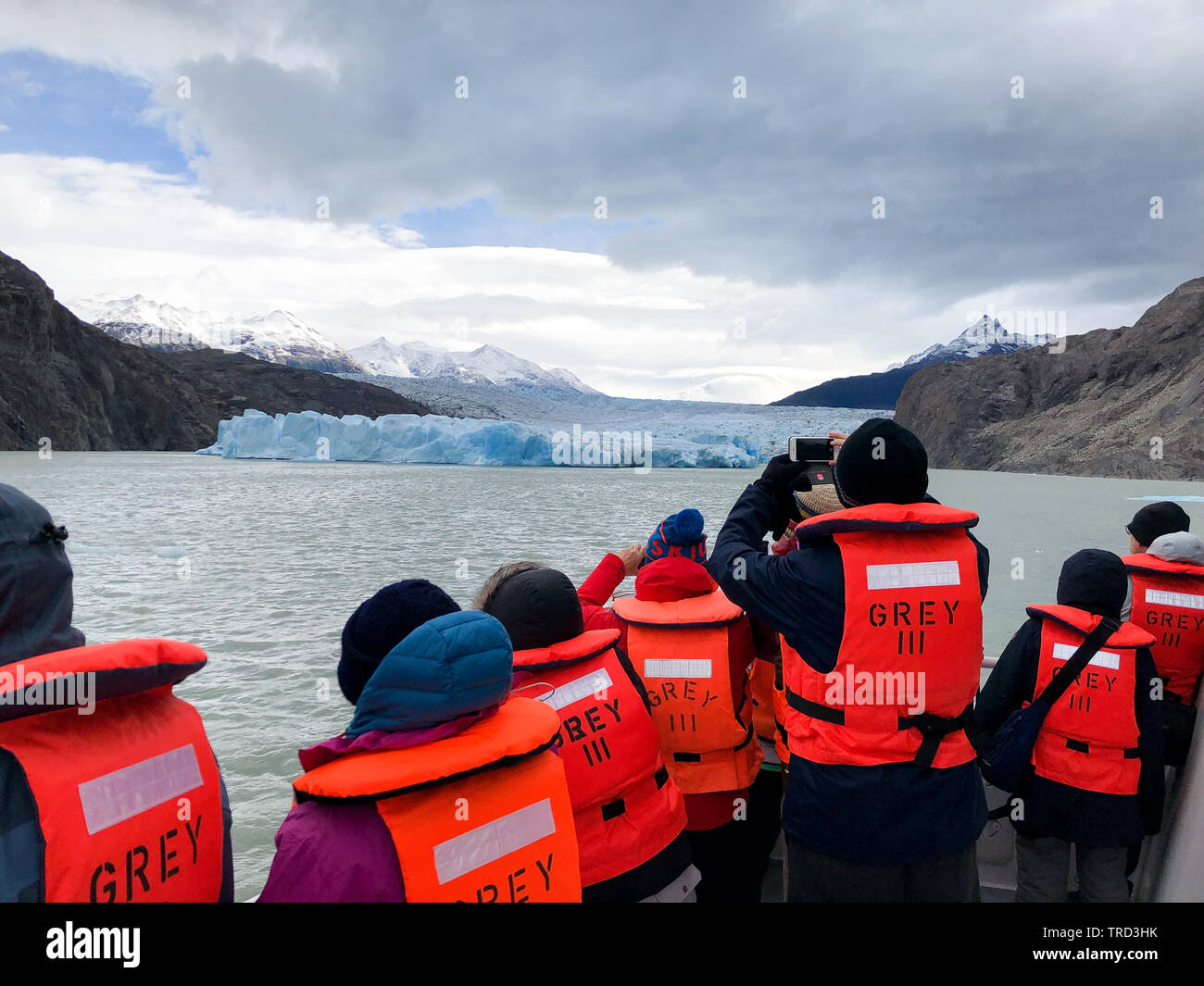 I turisti scattare foto del ghiacciaio Grey da un tour in barca Foto Stock