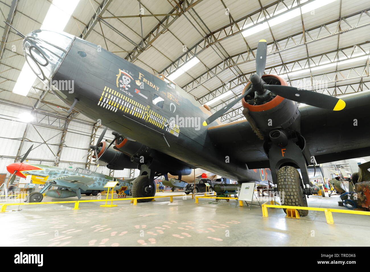 Un Handley Page Halifax Bomber a Yorkshire Air Museum con un Messershmitt sotto la propria ala Foto Stock