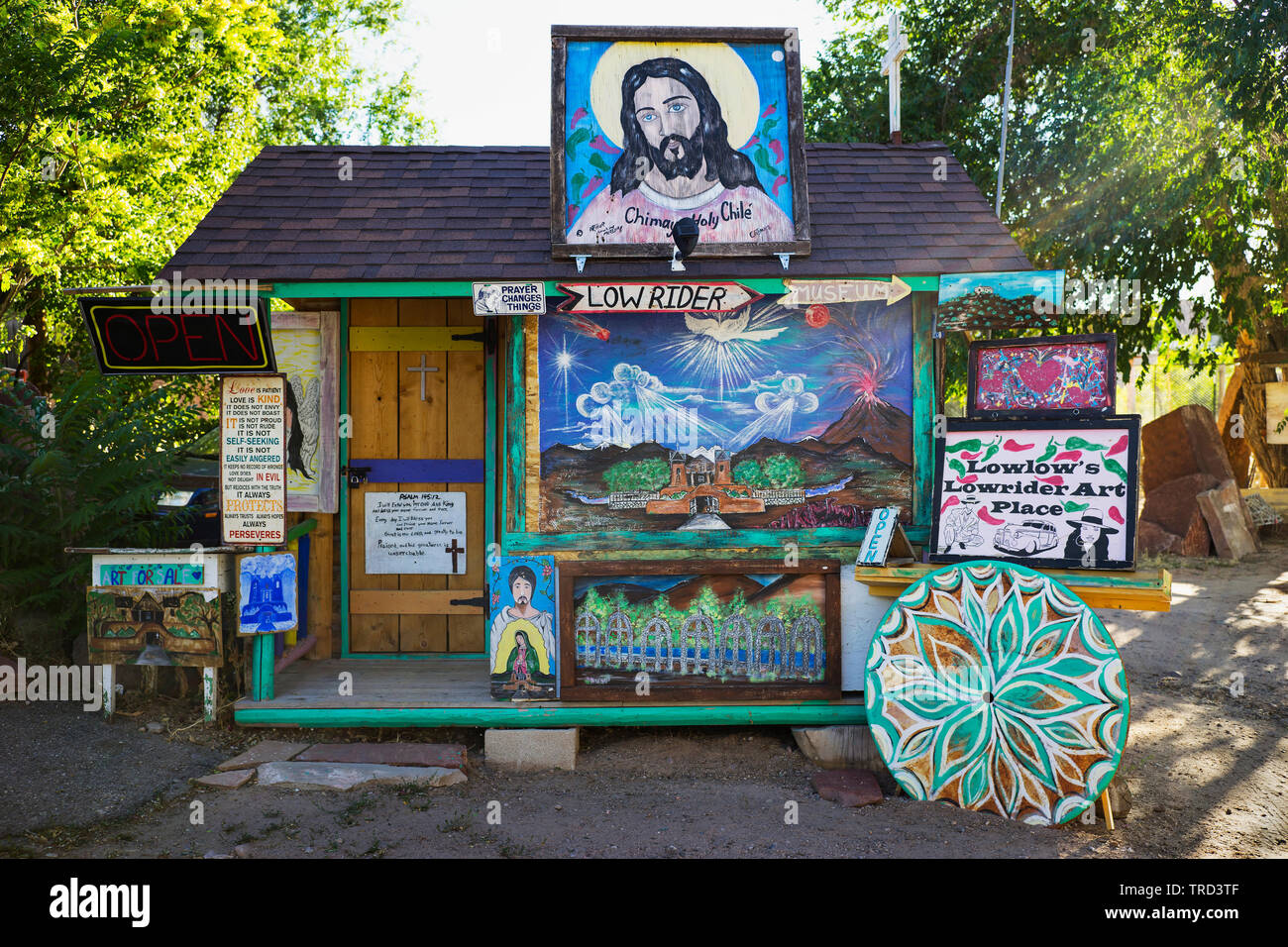 Installazione D ARTE E LA GALLERIA DA BASSA BASSA ben noto artista locale in CHIMAYO NEW MEXICO. Foto Stock