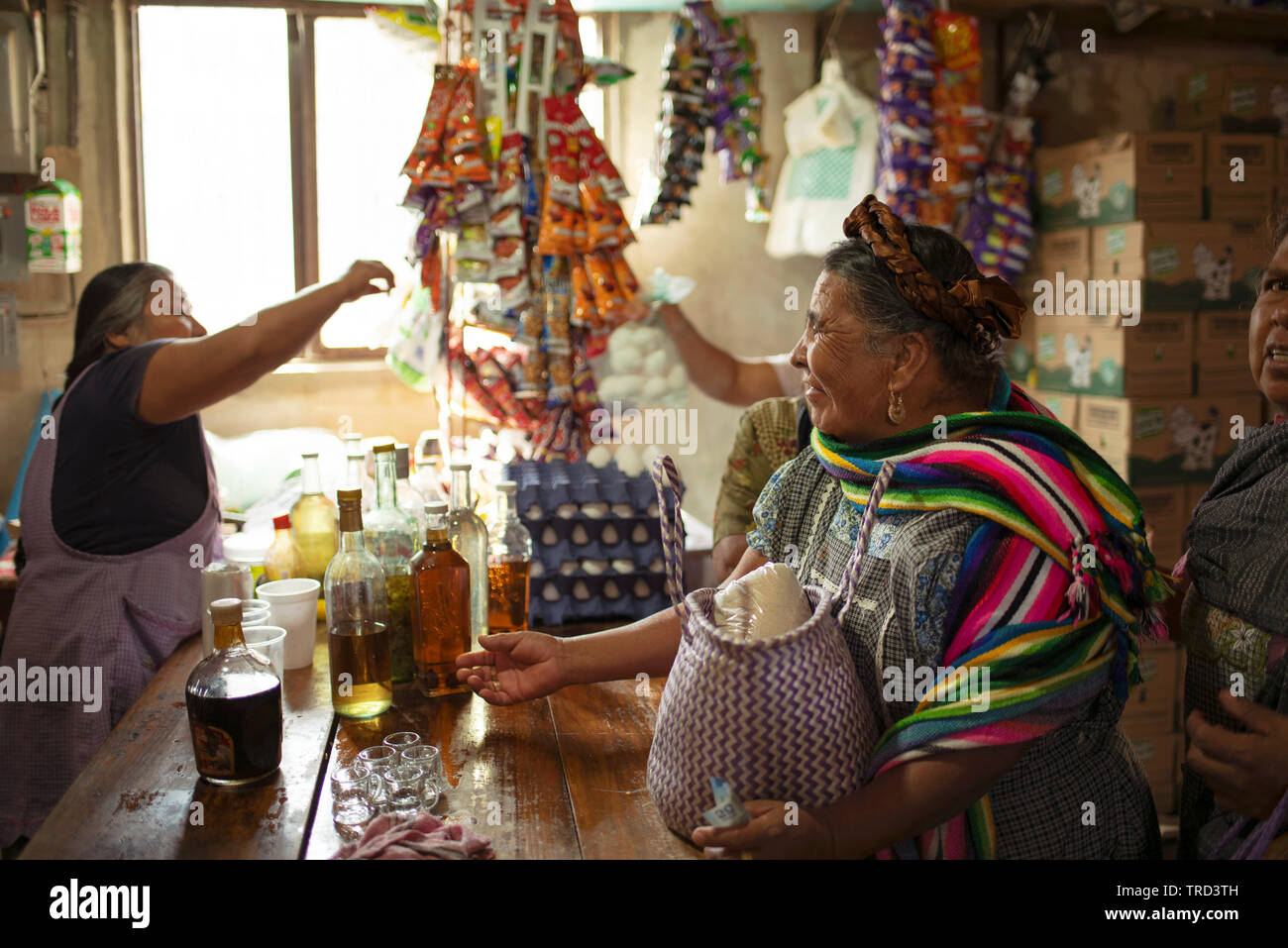 La tradizione locale di zapoteco gli abitanti di un villaggio per iniziare la giornata con un tiro di mezcal. Solo per donne bar a Teotitlan del Valle, Oaxaca, Messico. Maggio 2019 Foto Stock